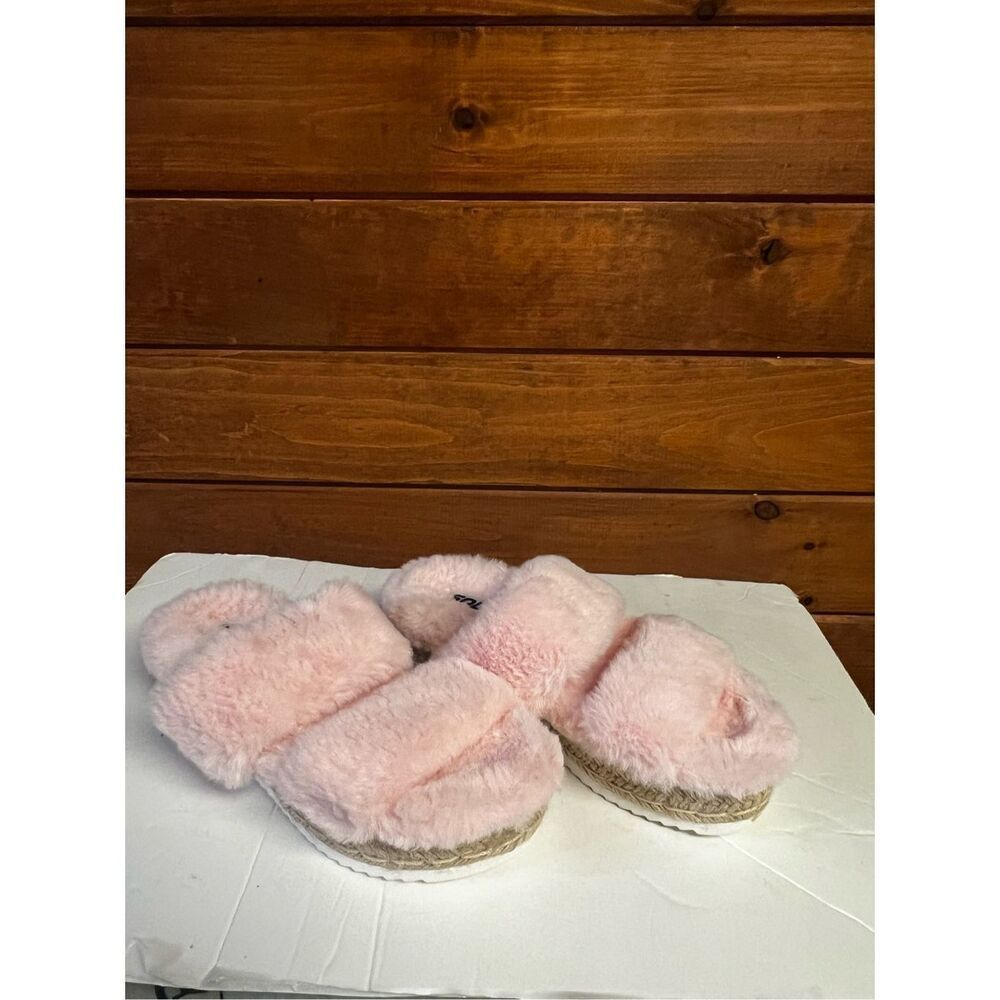 Soda Womans Faux Fur  Slippers/Sandals/  Pink Sz 6 NWOT